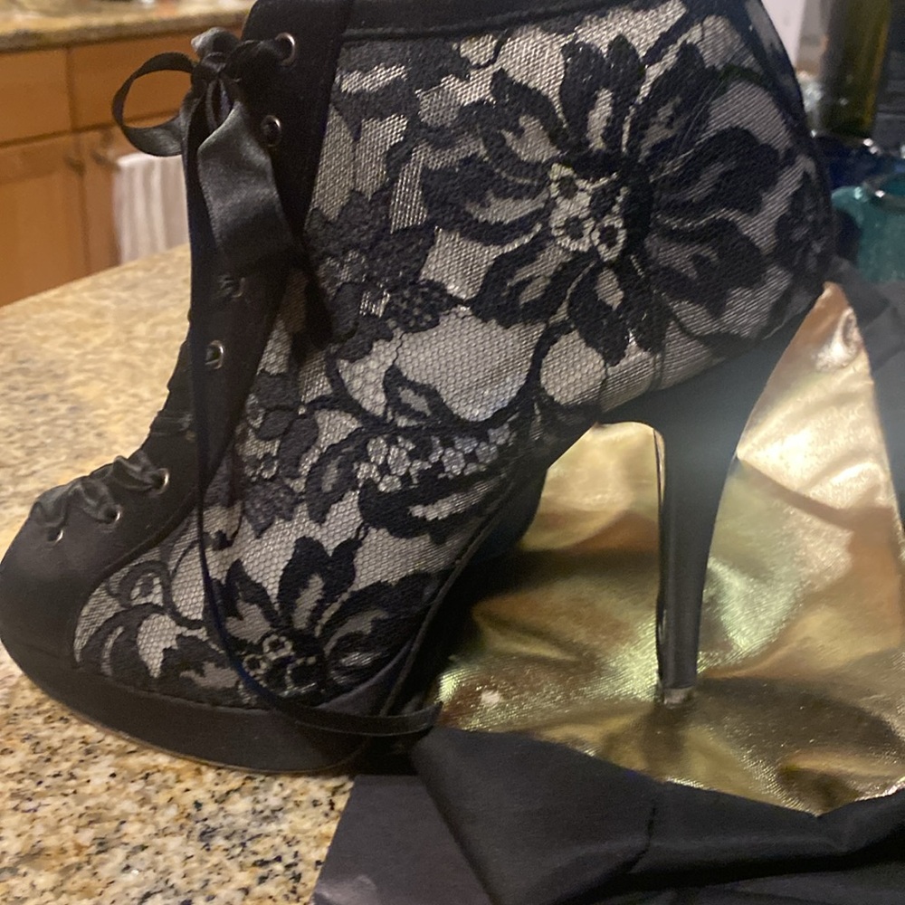 Stuart Weitzman - Picture 15 of 16